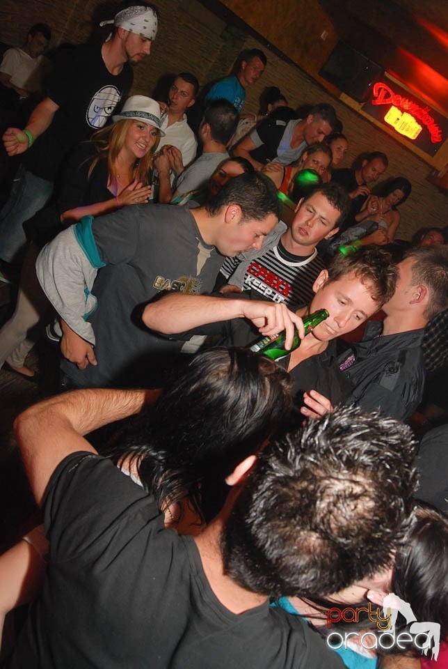 Distracţie în Club Downtown, 