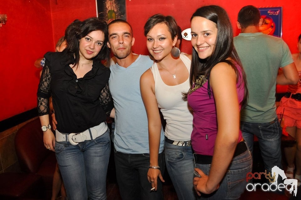Distracţie în Club Downtown, 
