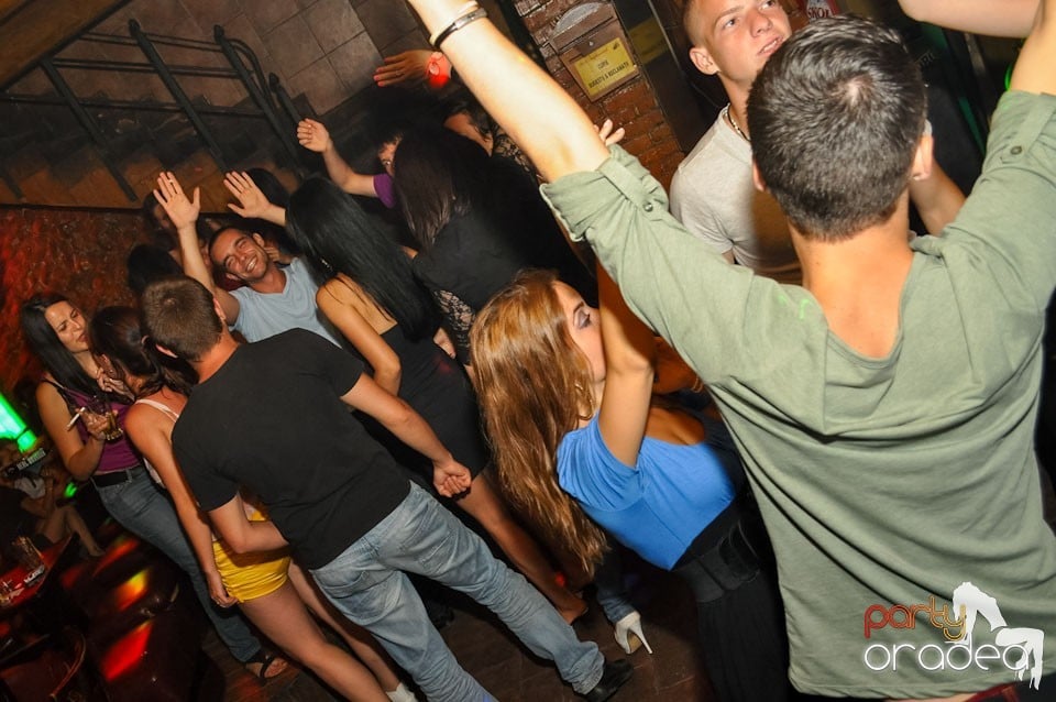 Distracţie în Club Downtown, 