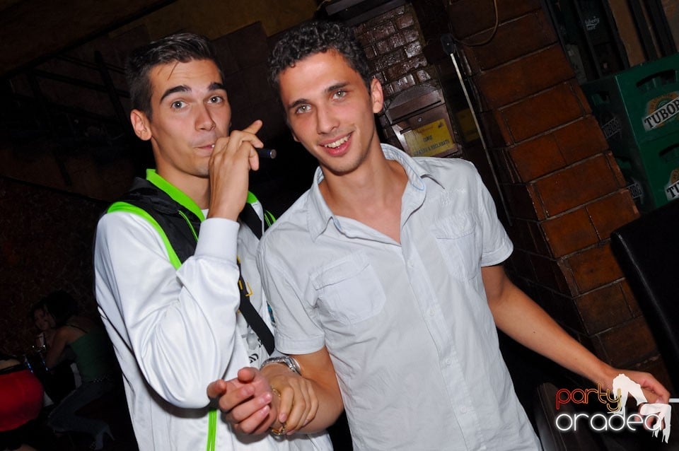 Distracţie în Club Downtown, 