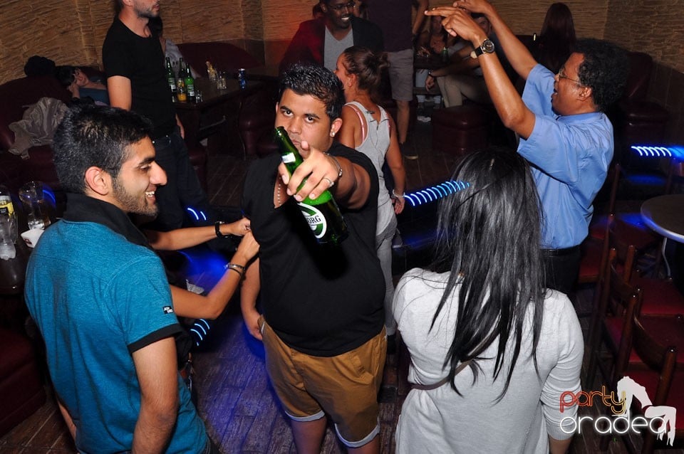 Distracţie în Club Downtown, 