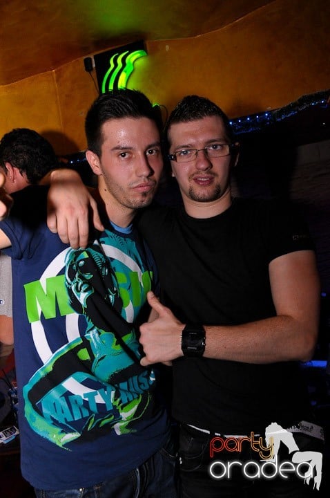 Distracţie în Club Downtown, 