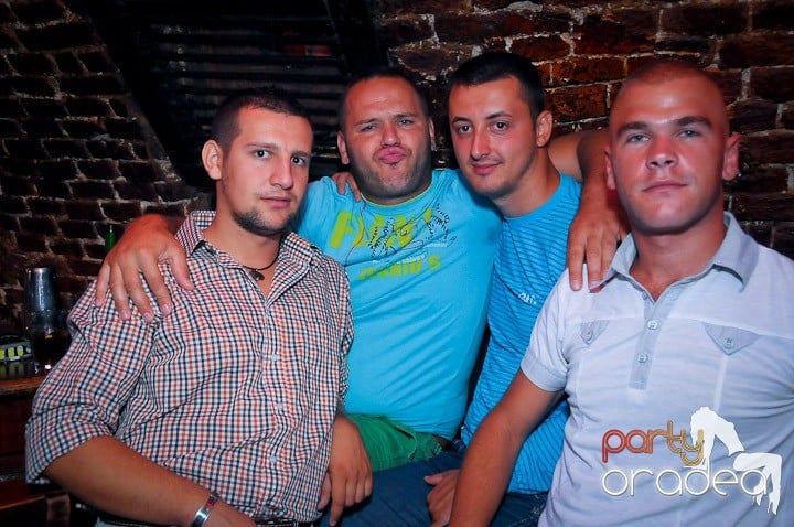 Distracţie în Club Escape, 