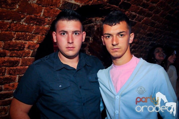 Distracţie în Club Escape, 