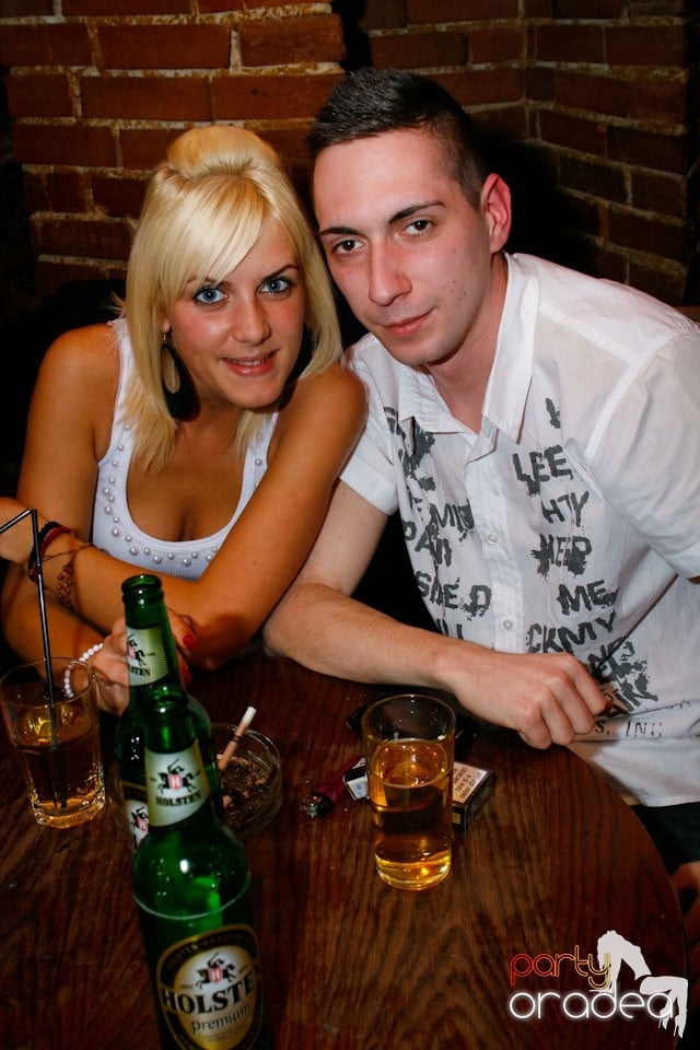 Distracţie în Club Escape,