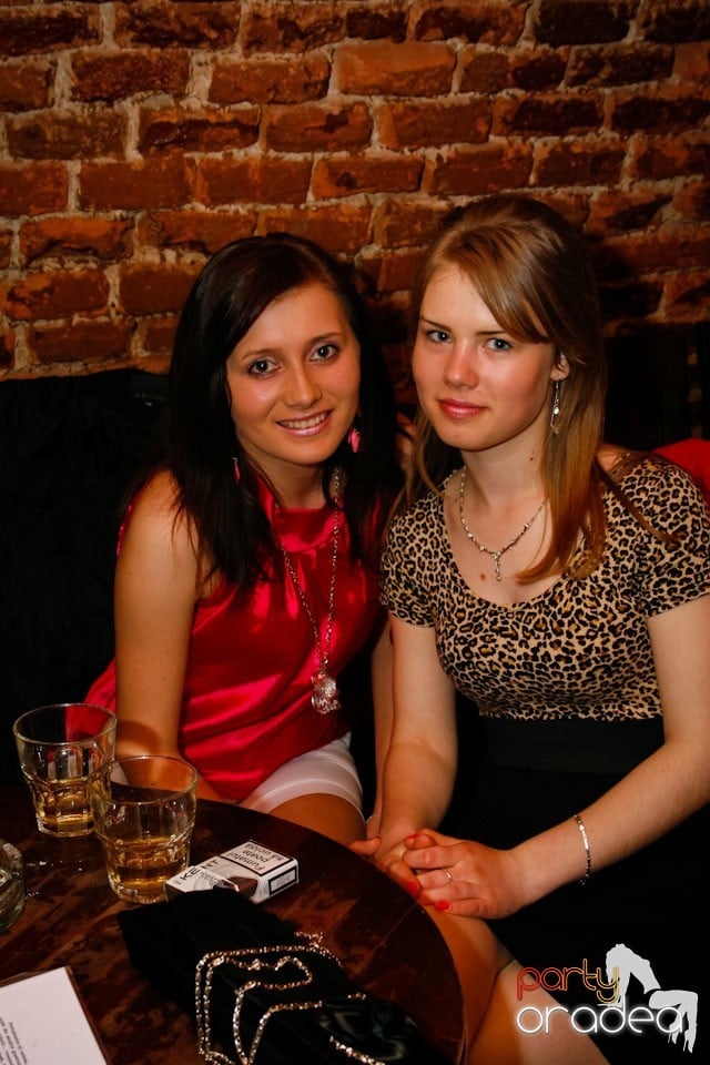 Distracţie în Club Escape,