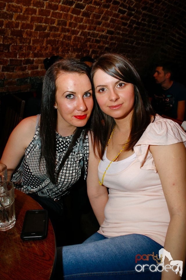Distracţie în Club Escape,