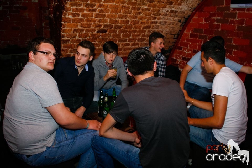 Distracţie în Club Escape,