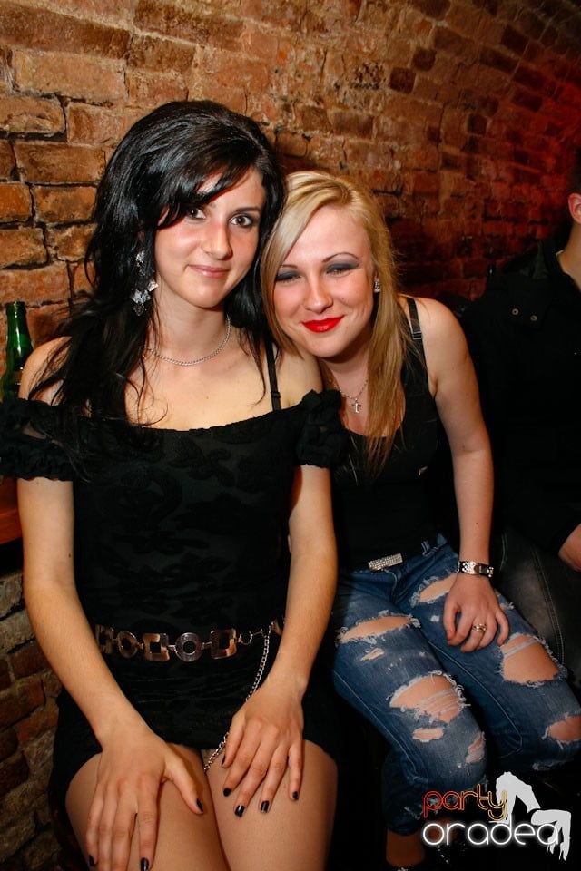 Distracţie în Club Escape,