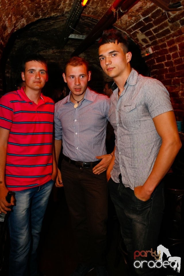Distracţie în Club Escape,