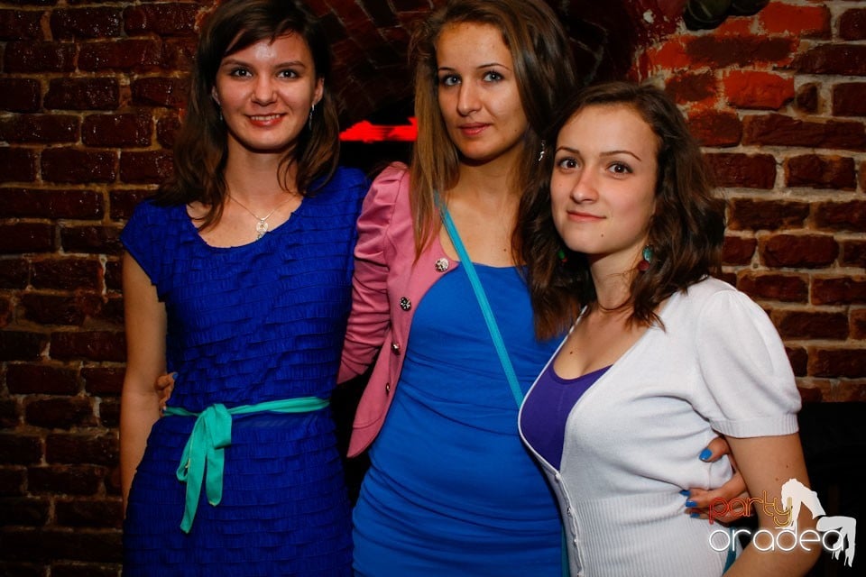 Distracţie în Club Escape,