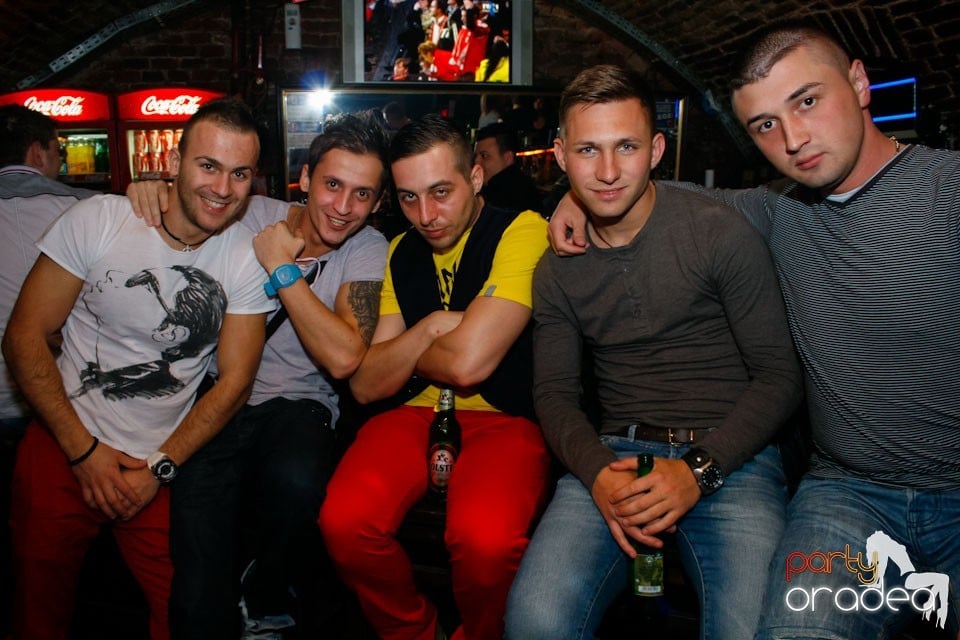 Distracţie în Club Escape,
