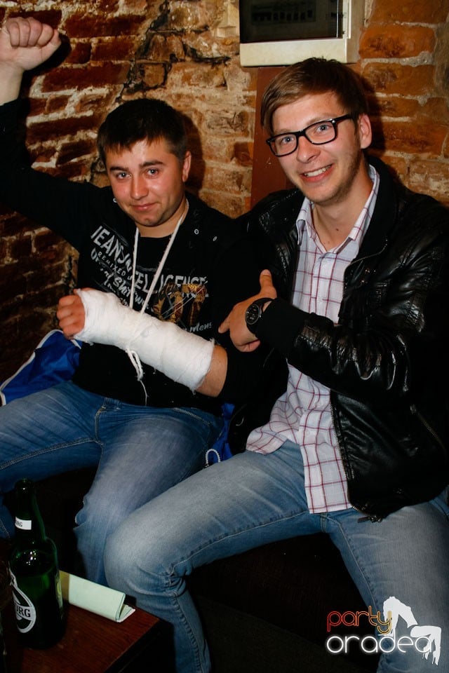 Distracţie în Club Escape,