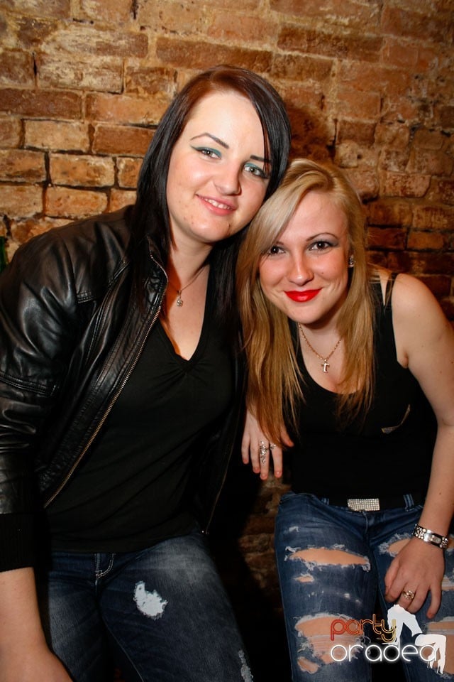 Distracţie în Club Escape,