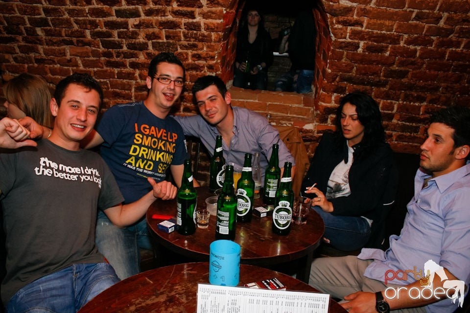 Distracţie în Club Escape,