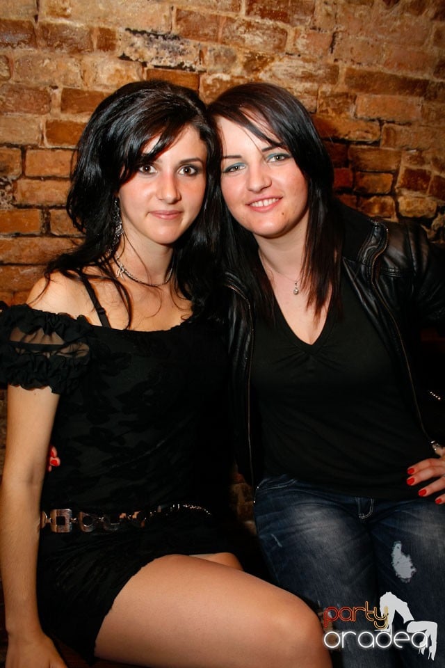 Distracţie în Club Escape,