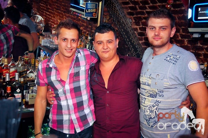 Distracţie în Club Escape, 