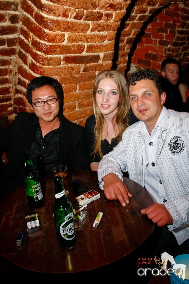 Distracţie în Club Escape,