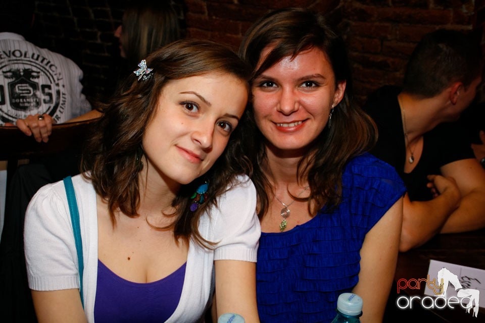 Distracţie în Club Escape,