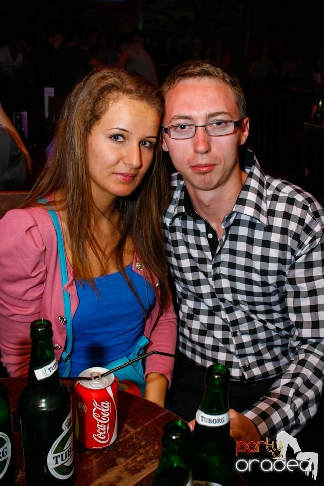 Distracţie în Club Escape,