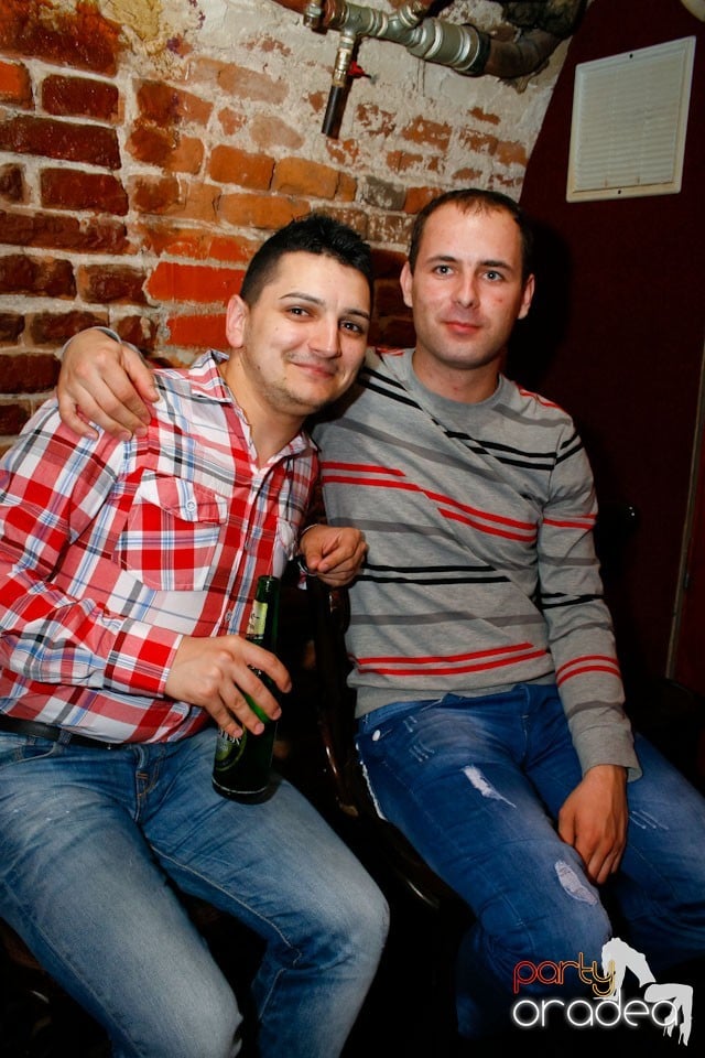 Distracţie în Club Escape,
