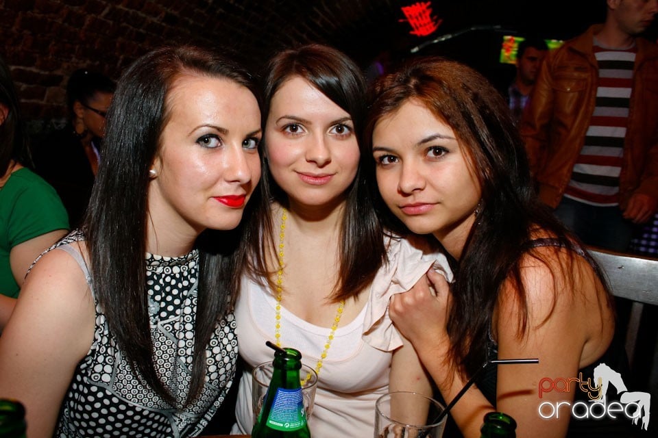 Distracţie în Club Escape,