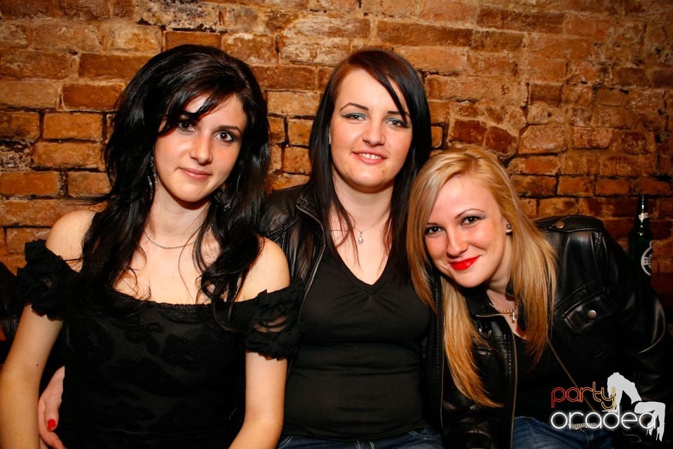 Distracţie în Club Escape,