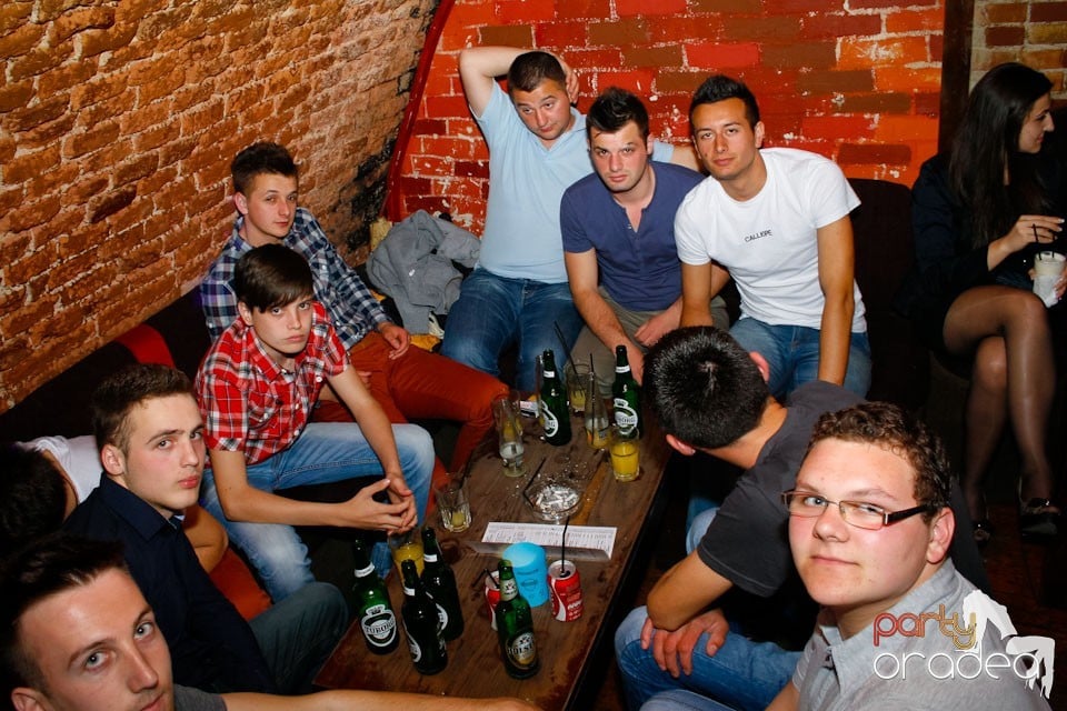 Distracţie în Club Escape,