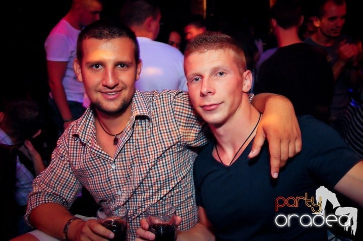 Distracţie în Club Escape, 