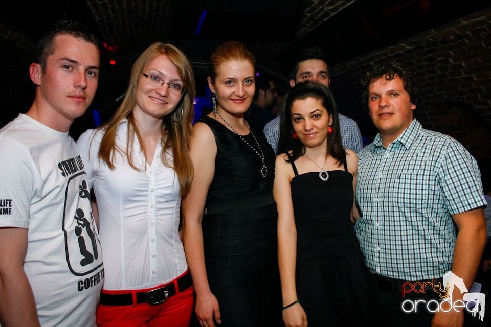 Distracţie în Club Escape,
