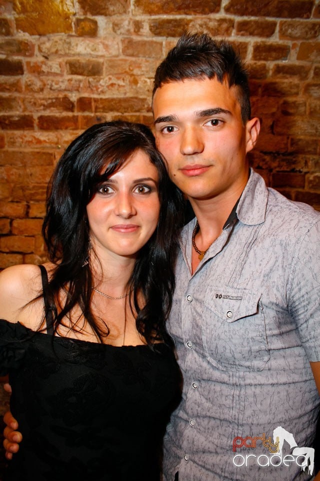 Distracţie în Club Escape,