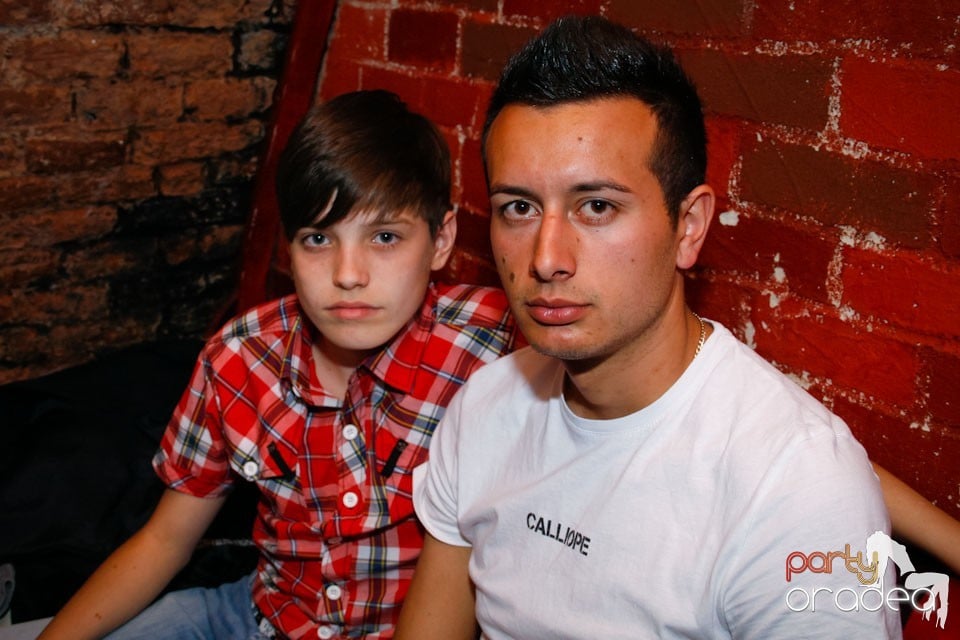 Distracţie în Club Escape,