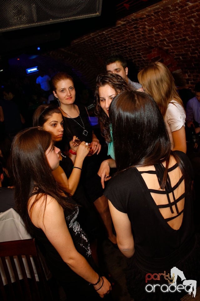 Distracţie în Club Escape,