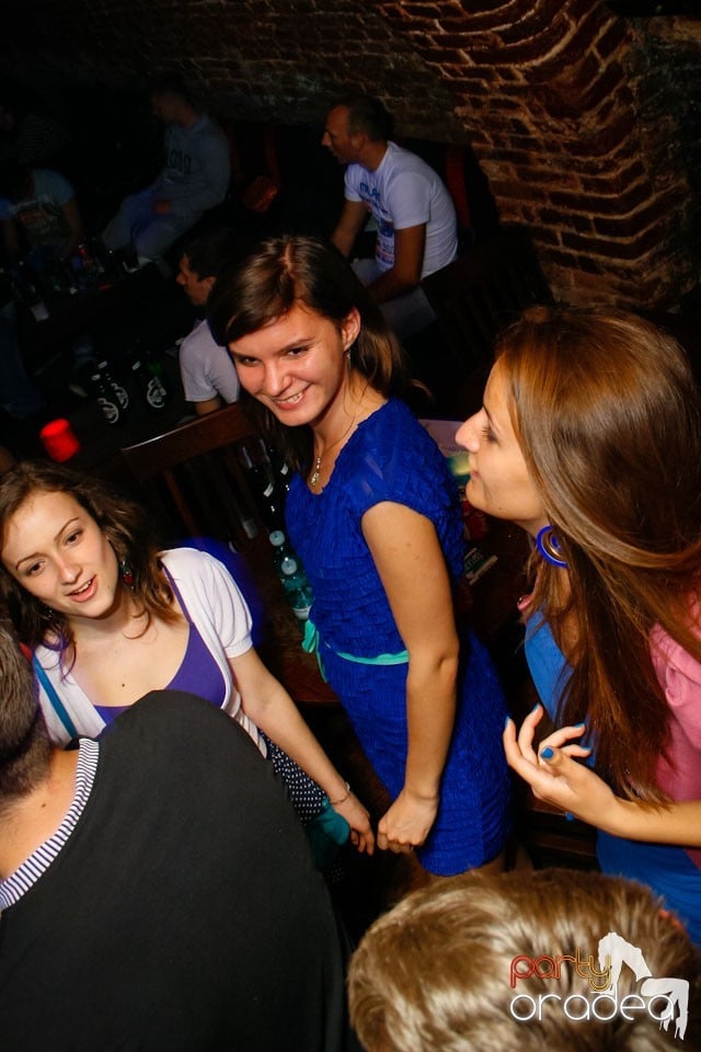 Distracţie în Club Escape,