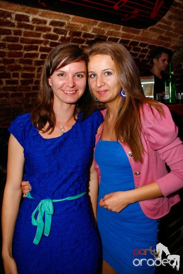 Distracţie în Club Escape,