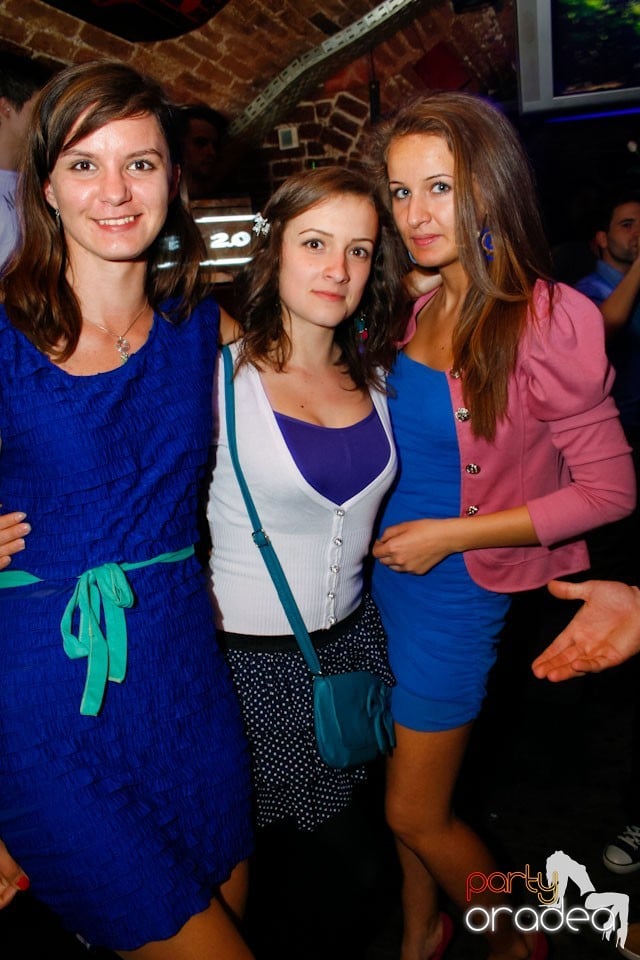 Distracţie în Club Escape,