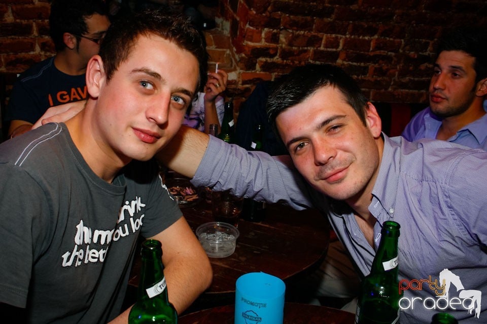 Distracţie în Club Escape,