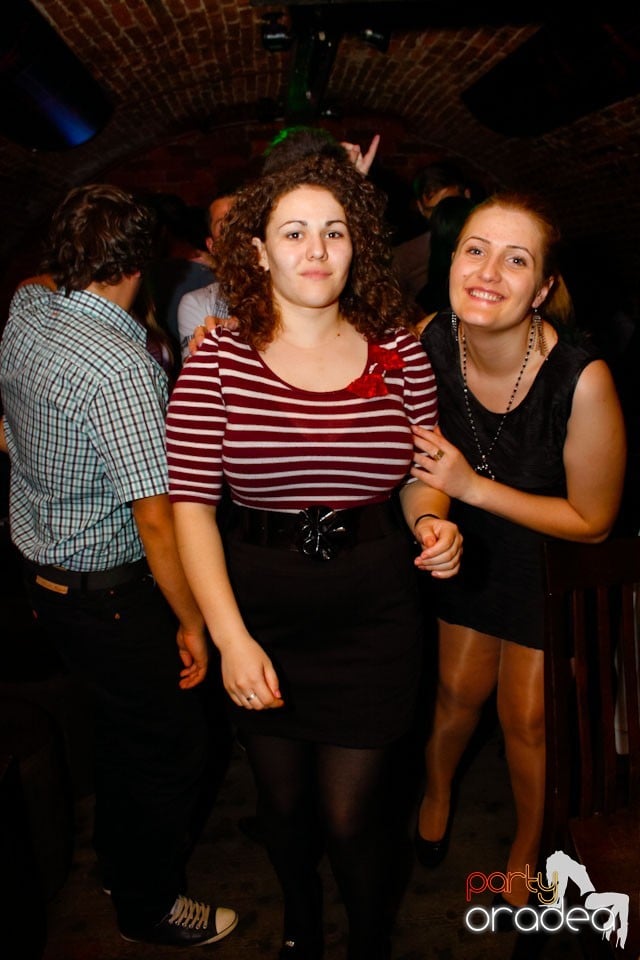 Distracţie în Club Escape,