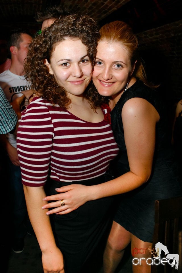 Distracţie în Club Escape,