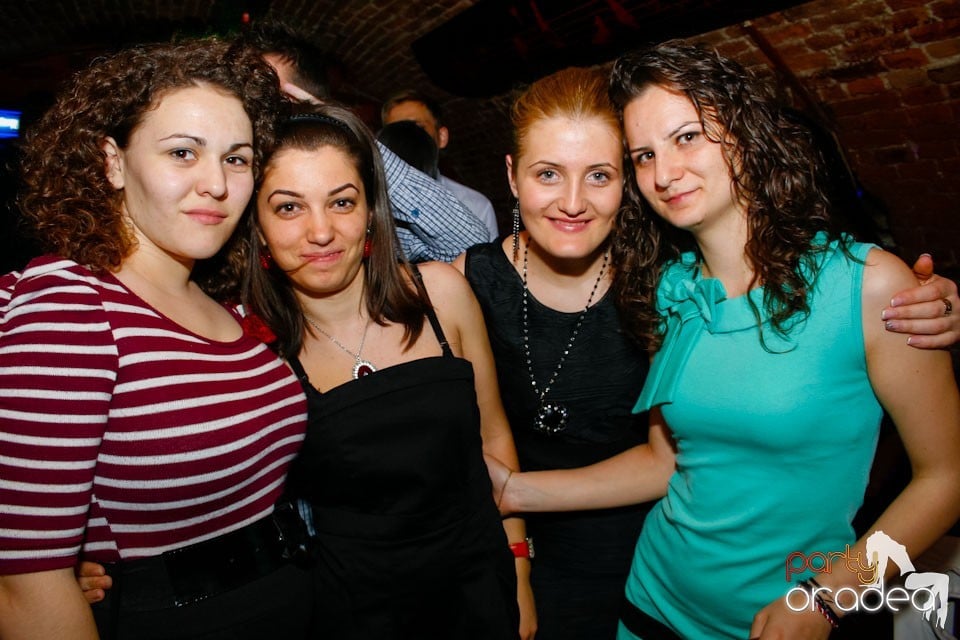 Distracţie în Club Escape,