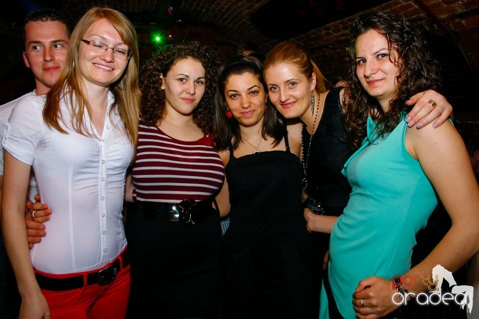 Distracţie în Club Escape,