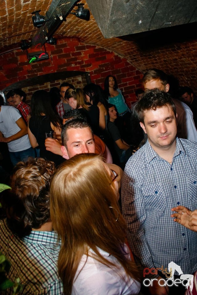 Distracţie în Club Escape,