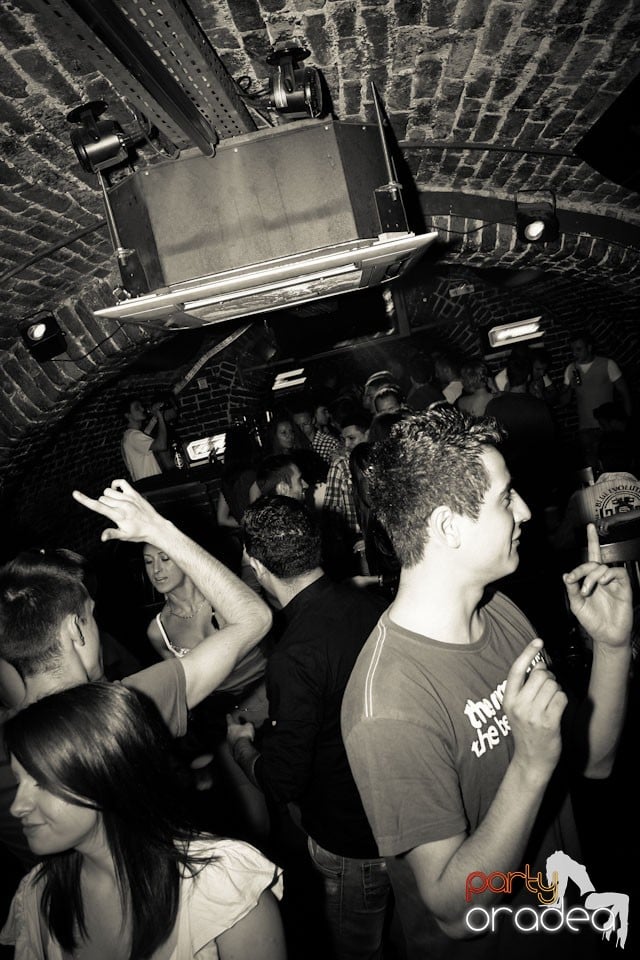 Distracţie în Club Escape,