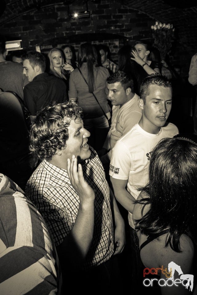 Distracţie în Club Escape,
