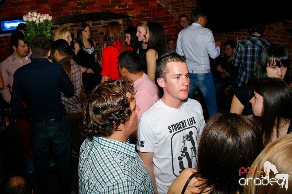 Distracţie în Club Escape,
