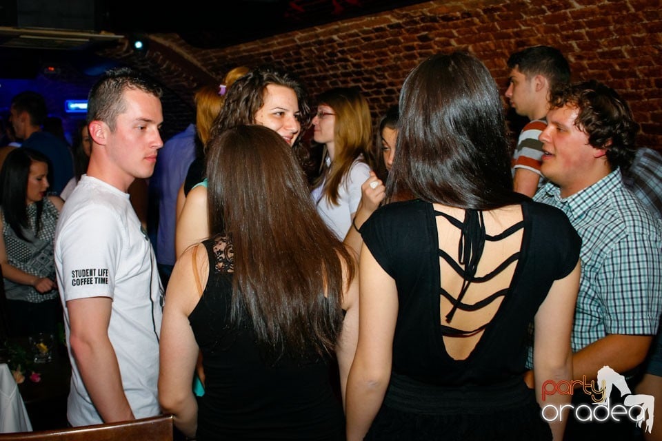 Distracţie în Club Escape,