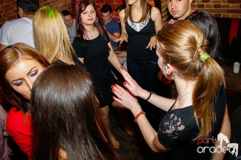Distracţie în Club Escape,