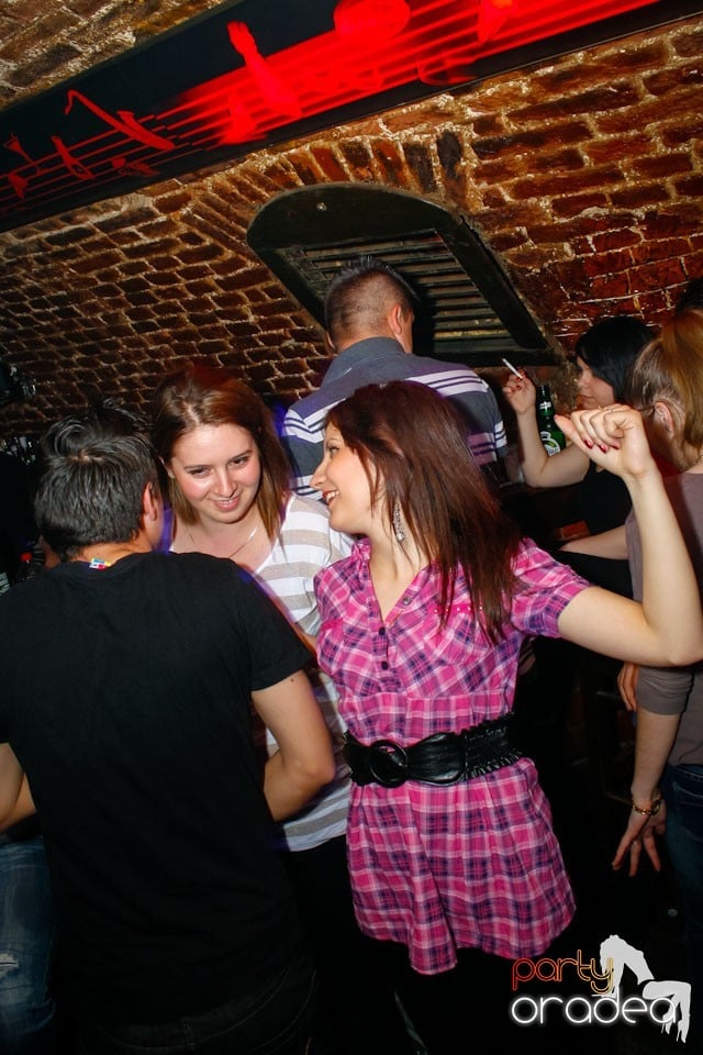 Distracţie în Club Escape,