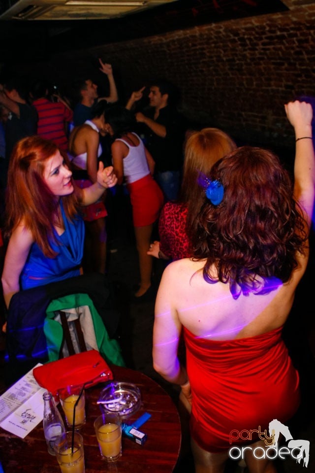 Distracţie în Club Escape,
