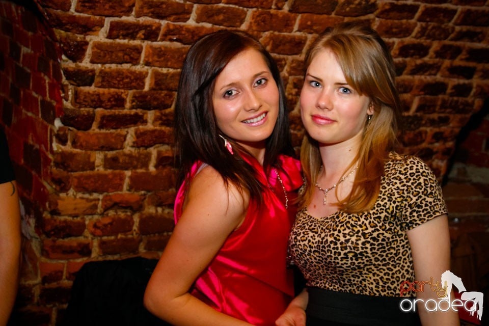 Distracţie în Club Escape,